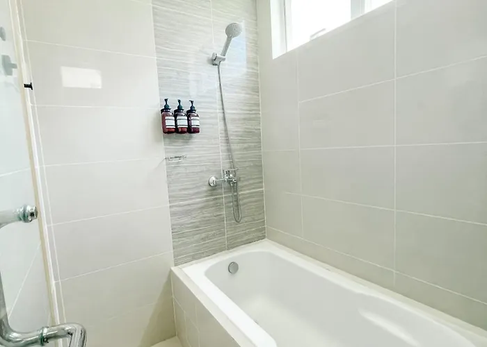 Mactan Newton Retreat Wifi Hot Water Smart Tv アパートホテル